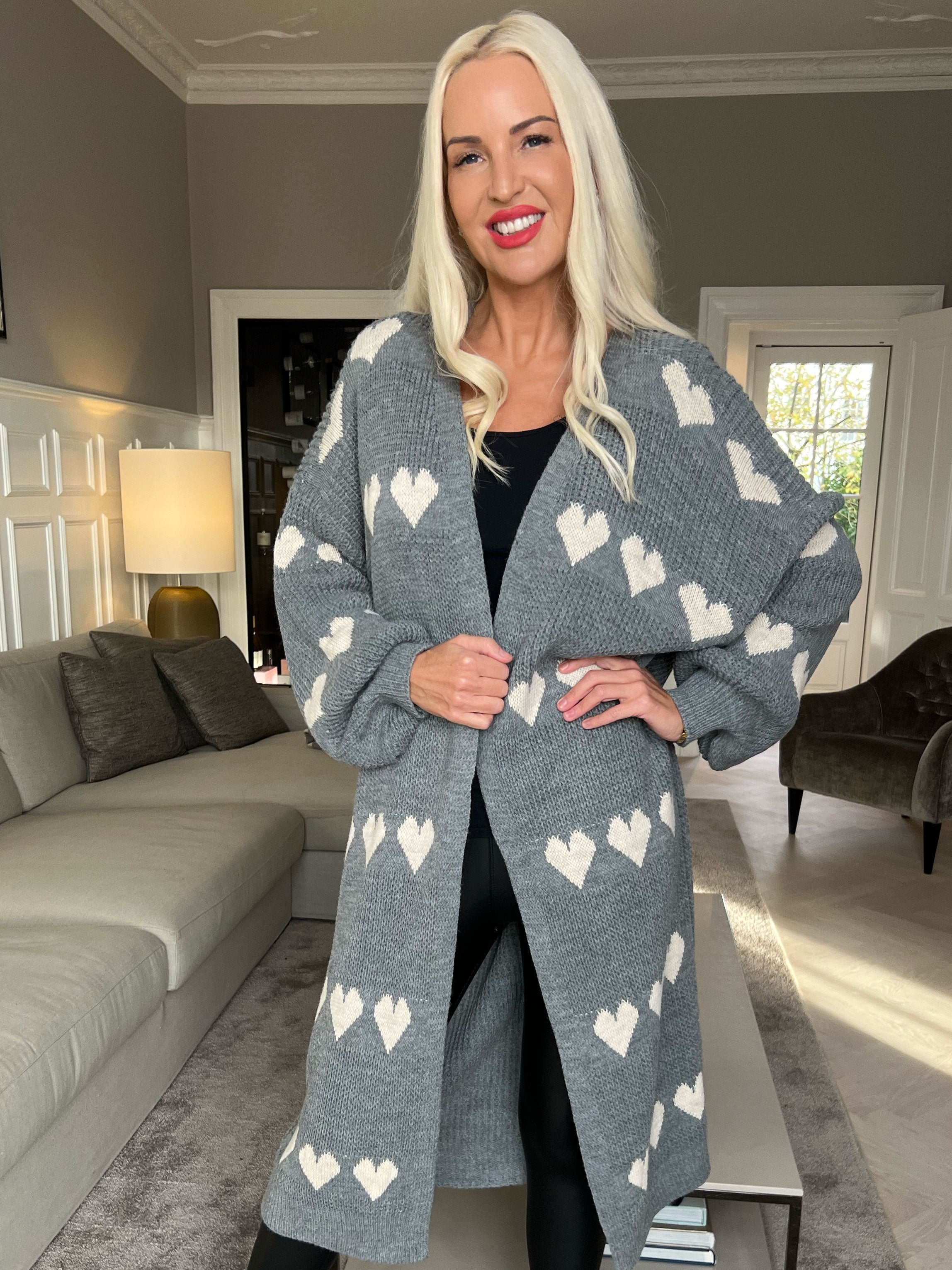 Grace - Lång stickad kofta med hjärtan och ballongärmar